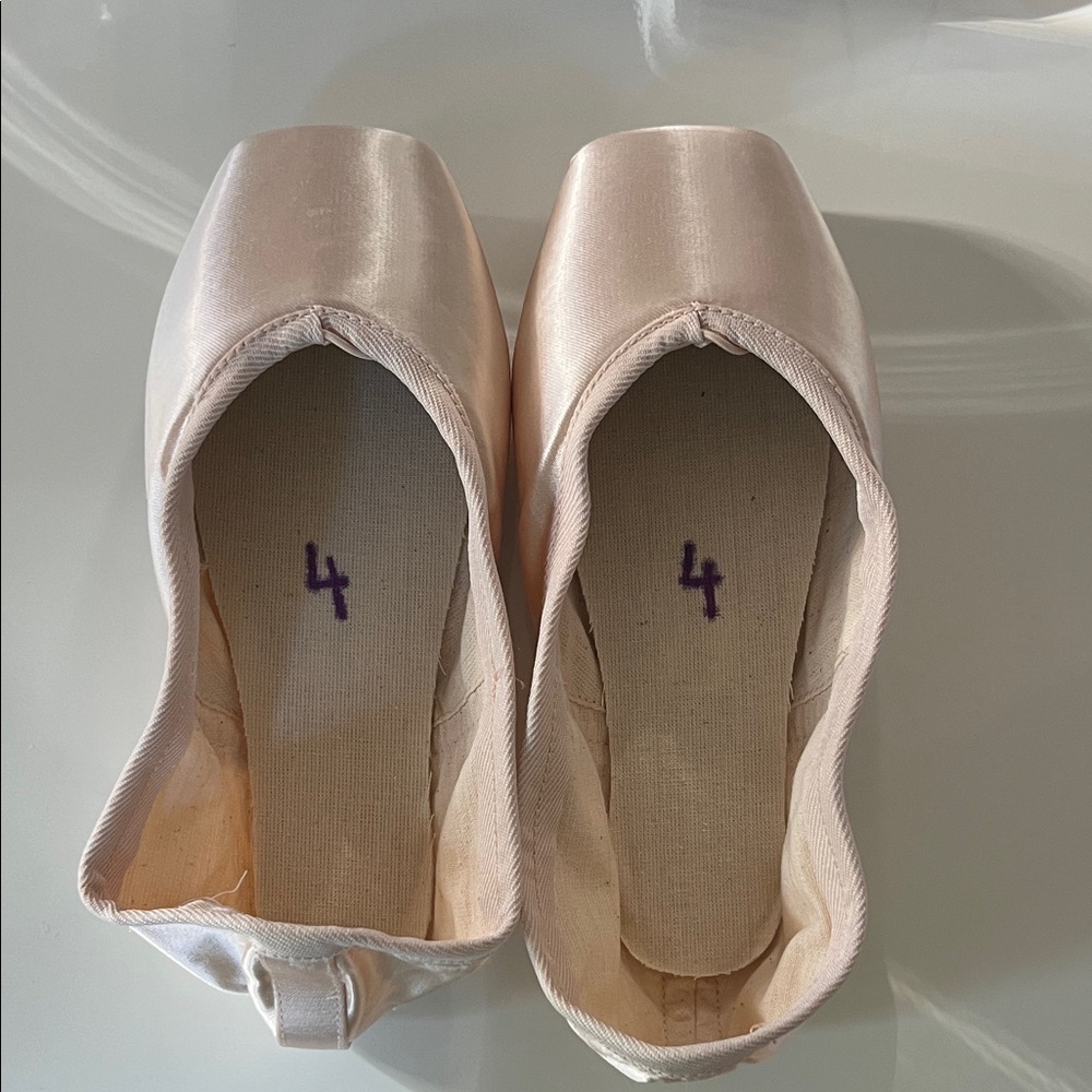 New Suffolk Reign point shoes. Size 4 xxxx light shank.